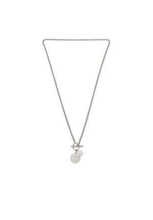 Collana d'argento con un pendente circolare testurizzato e un ciondolo circolare liscio, appesi a una catena a maglie con chiusura a linguetta.