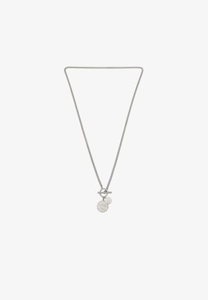 Silverhalsband med en texturerad cirkulär berlock och en slät cirkulär charm, hängande från en länk kedja med ett lås.