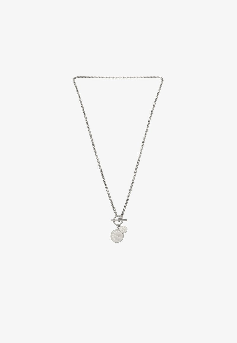 Sølv halskæde med en tekstureret cirkulær vedhæng og et glat cirkulært charm, hængende fra en kæde med led og en toggle-lås.