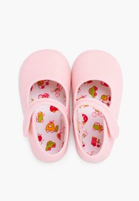 Rosa Stoffschuhe mit runder Zehenpartie, ausgestattet mit einem Klettverschluss. Das Innenfutter hat ein farbenfrohes Muster von Kinderfahrzeugen auf weißem Hintergrund.