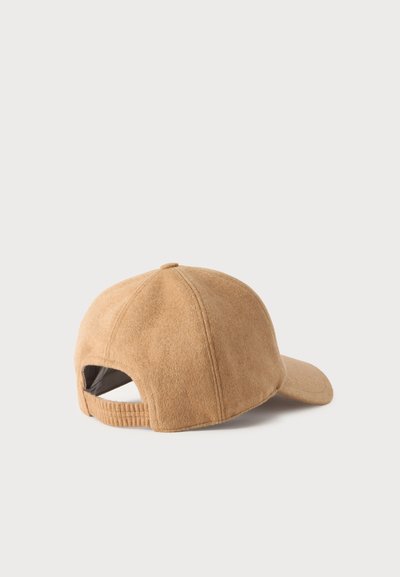 Casquette de baseball en laine marron clair avec fermeture à sangle réglable montrée de dos sur un fond clair uni.