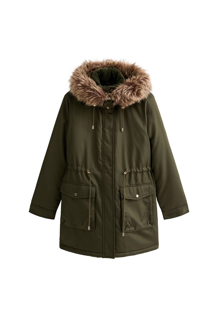 Parka verde oliva con capucha de pelo sintético, cinturilla ajustable, dos bolsillos frontales y una tela suave y resistente al agua.