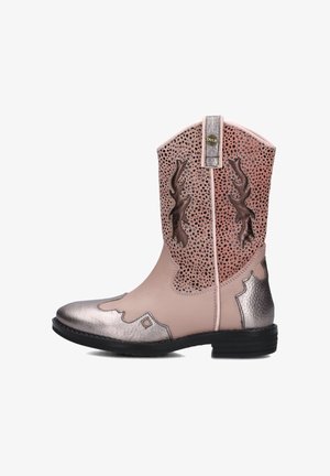 Rodeo-stijl enkellaarsjes van roze leer met metallic zilveren accenten, geperforeerd patroon en decoratieve stiksels op een lage hak.