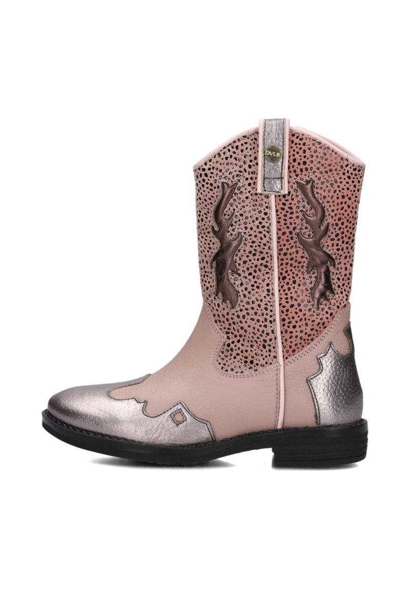 Rodeo-Stil Knöchelstiefel aus rosa Leder mit metallisch silbernen Akzenten, durchbrochenem Muster und dekorativer Naht auf einem niedrigen Absatz.
