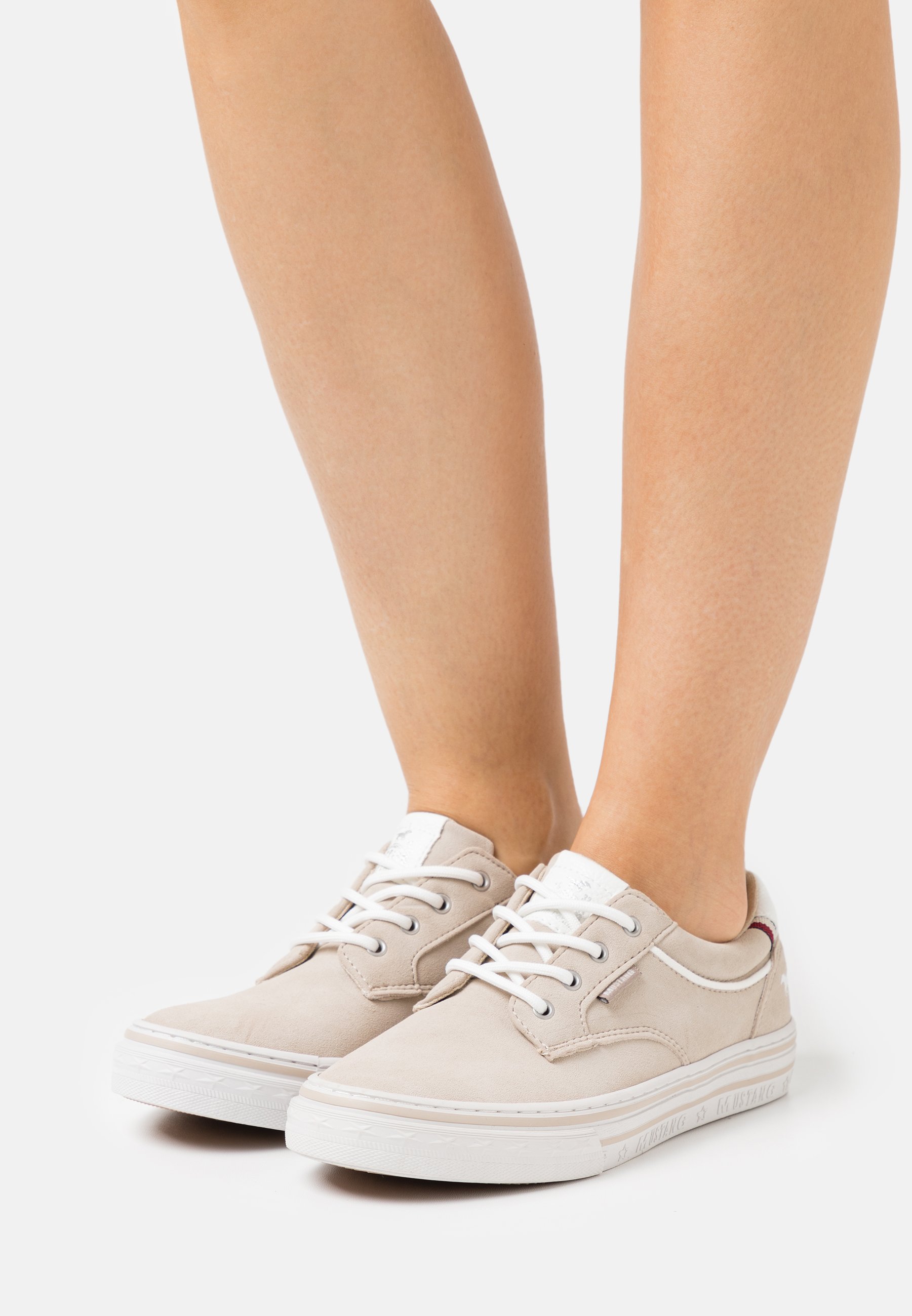 mustang sneakers beige