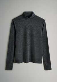Czarnoszary sweter z długim rękawem i golfem, wykonany z miękkiej, lekko teksturowanej tkaniny, wiszący na jasnoszarym tle.