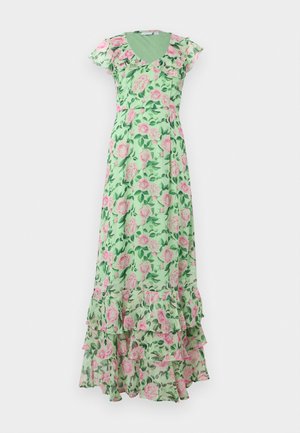 Longue robe verte à fleurs avec des roses roses, manches courtes évasées, col en V, taille cintrée et ourlet à volants superposés.