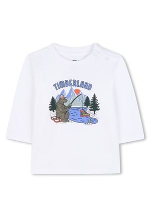 Witte longsleeve T-shirt met een grafische print van een beer die vist, bergen en bomen, met de tekst "TIMBERLAND" erboven.