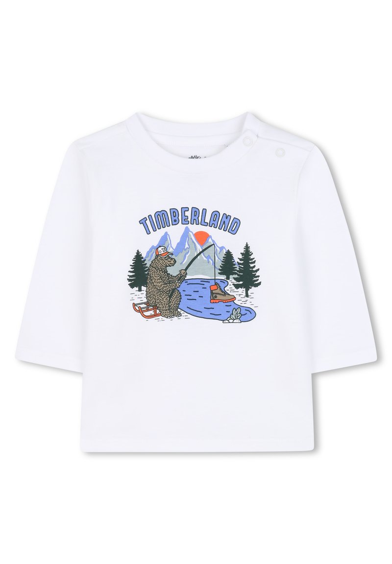 Witte longsleeve T-shirt met een grafische print van een beer die vist, bergen en bomen, met de tekst "TIMBERLAND" erboven.