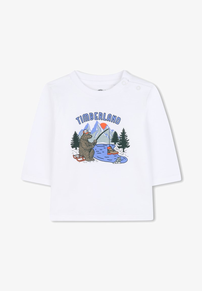Witte longsleeve T-shirt met een grafische print van een beer die vist, bergen en bomen, met de tekst "TIMBERLAND" erboven.
