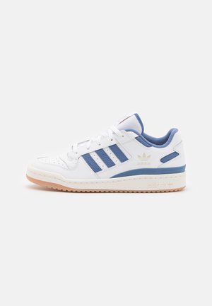 FORUM LOW CLASSIC - Matalavartiset tennarit - footwear white/crew blue/cloud white