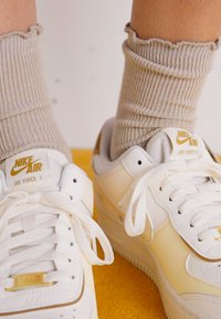 Nike Sportswear AIR FORCE 1 SHADOW - Tenisice - sail/metallic gold/coconut milk