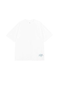 Biała, oversize koszulka wykonana z bawełny. Posiada krótkie rękawy oraz kwiatowy nadruk w jasnoniebieskim kolorze na dolnej lewej części przodu.