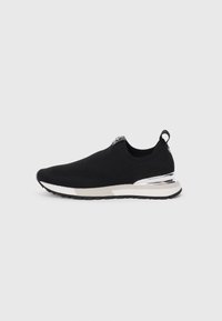 Scarpa sportiva nera con upper in maglia, accentuazione argentata sul tallone e suola bianca. Design slip-on con forma della punta arrotondata.