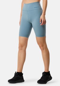Ljusblåa åtsittande shorts med hög midja, tillverkade av stretchigt material, med sömlös konstruktion och en liten logotyp på midjan.