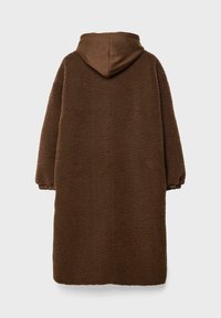 Hnědý dlouhý kabát s texturovaným, chlupatým povrchem, vybaveným hnědou kapucí a elastickými manžetami. Jednoduchý, oversized design bez zapínání.