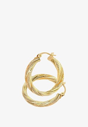 Gouden hoepel oorbellen met een gedraaid ontwerp, voorzien van een gestructureerd oppervlak en een veilige sluiting. De diameter bedraagt ongeveer 7,5 cm.