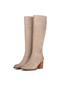 Beige Wildlederstiefel bis zum Knie mit runder Zehenpartie und einem gestapelten Holzabsatz. Die Textur ist weich, mit einer glatten Oberfläche und minimalen Verzierungen.