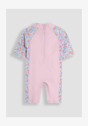 Costum de baie scurt, cu mâneci scurte, de culoare roz, cu un model floral pe laterale, închidere cu fermoar la spate și un design ajustat pentru confort.