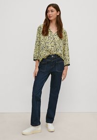 comma casual identity MIT AUSSCHNITT - Blouse - helles zitrone
