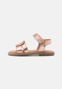 Rosen-guld metalliska sandaler med två justerbara remmar, en vadderad sula och en platt gummisula. Texturerade detaljer på remmarna.