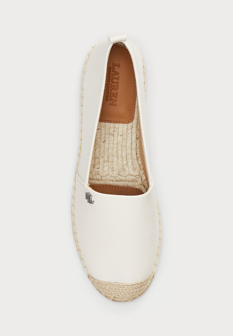 Weiße Leder-ESPADRILLES mit einer Jutesohle. Glatte Textur, abgerundete Spitze und ein Metallic-Logo-Akzent an der Seite. Braune Innensohle sichtbar.