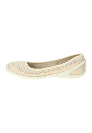 Beiger Slip-On flacher Schuh mit Mesh-Obermaterial, abgerundeter Zehenpartie und strukturierter Sohle, entworfen für lässigen Komfort und Atmungsaktivität.