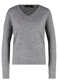 Szary sweter w serek z długimi rękawami. Wykonany z miękkiego, teksturowanego materiału. Posiada falbankowe wykończenie dekoltu oraz prążkowane wykończenia na mankietach i dole.
