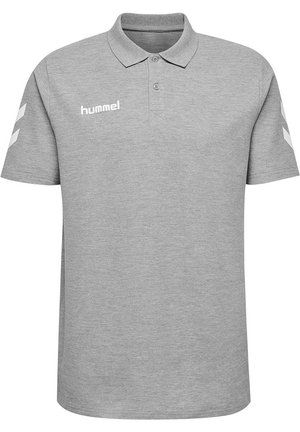 Polo gris de manga corta con cuello, dos botones, logo blanco "hummel" en el pecho y rayas en forma de chevron en las mangas.