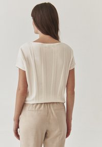 TATUUM RITIA - Apdrukāts T-krekls - off white