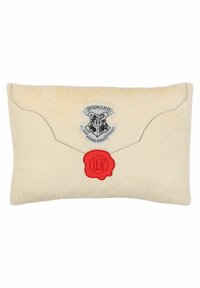Cremfarbener, kissenförmiger Umschlag mit dem Hogwarts-Wappen und einem roten Wachssiegel mit dem Buchstaben H auf der Vorderseite.