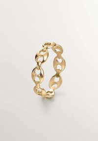 Anillo de oro con eslabones de cadena entrelazados, con superficies suaves y pulidas y cortes ovalados, que ofrecen un diseño texturizado y moderno.