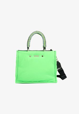 Sac fourre-tout en nylon vert avec des poignées multicolores tressées, des accents en métal argenté et une bandoulière noire amovible. Fond plat pour plus de stabilité.