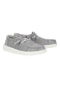 Zapatillas de punto gris con suelas de goma blanca moteada, que cuentan con una superficie texturizada, diseño de cordones y acentos grises en contraste.