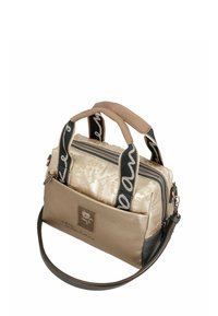 Bolso de mano beige y dorado con textura acolchada, doble asa superior, una correa ajustable y una placa con el logo en el frente. Dos compartimentos con cremallera.