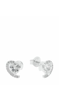Pendientes de studs en forma de corazón de plata con una gran piedra transparente rodeada de piedras transparentes más pequeñas, con un acabado pulido.