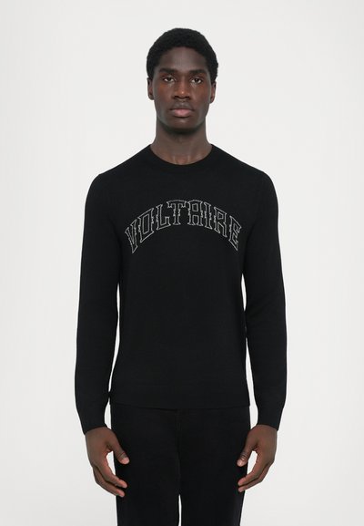 Sort sweater med lange ærmer og rund hals. Har "VOLTAIRE" i kontrasterende skrift over brystet. Glat tekstur.