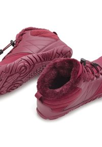 Karmesinrote Wanderstiefel mit einem glatten Lederoberteil, weichem Futter, strukturiertem Obermaterial und einer robusten, gemusterten Sohle für besseren Halt.