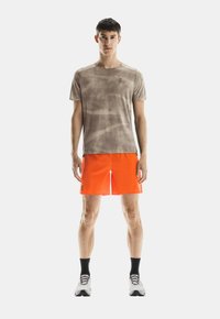 On 7" PERFORMANCE SHORTS - Shorts - flame