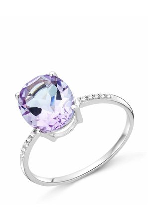 Srebrn prsten s velikim svijetlopurpurnim kamenjem jastučićastog reza i malim dijamantima ugrađenim duž gornje polovice prstena.