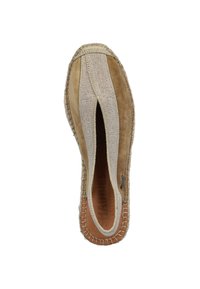 Beige instapper met een bovenwerk van textuurstof, suède accenten en een gestikte afwerking. Voorzien van een soepele leren inlegzool en rubberen zool.