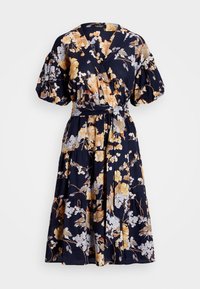 Blommig omlottskyrta i marinblått med gula och vita mönster, korta puffärmar, midjeband och en skiktad kjoldesign.