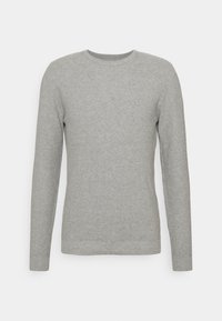 Pull à manches longues, col rond en gris clair. Le tissu semble doux avec une texture lisse ; aucun motif ni détail en métal visible.
