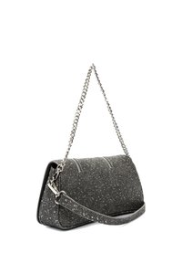 Borsa a tracolla nera con texture e motivo maculato, dotata di una tracolla in catena argento e design piatto. Dettagli con chiusura a zip per un tocco di stile.