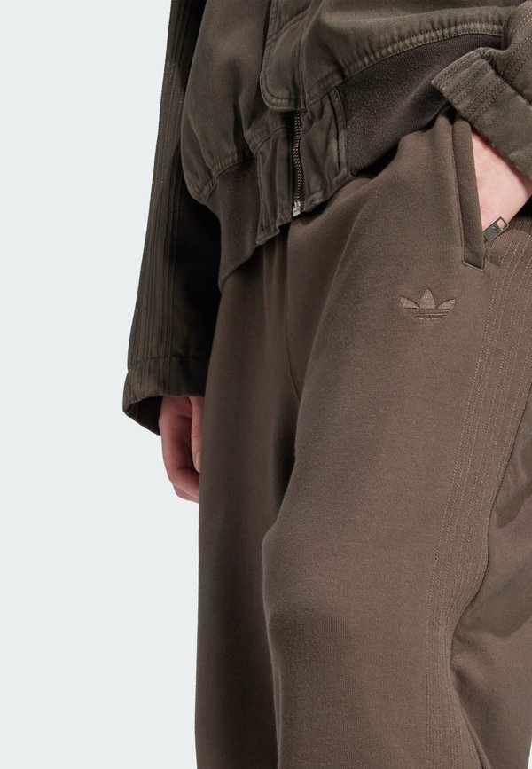 WIDE - Tracksuit bottoms - shadow olive4