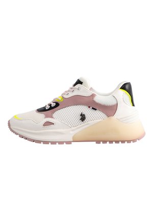 Sneaker sportivo con una combinazione di rete bianca e accenti in pelle rosa, tallone nero, dettagli giallo neon e una suola leggera beige.