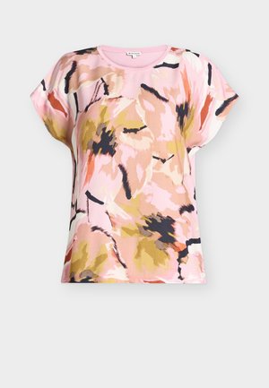 Kortærmet damebluse med abstrakt blomsterprint i pink, beige, sort og orange nuancer på en lyserød baggrund.
