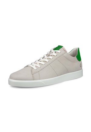 Hellgraue Wildleder-Sneaker mit grünem Lederakzent an der Ferse, weißer Gummisohle und flachen Schnürsenkeln. Dezente Steppnähte an den Seiten.