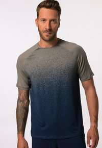 Camisa atlética de hombre con mangas cortas; diseñada en un patrón degradado de gris a azul marino, con una textura suave y un sutil moteado.