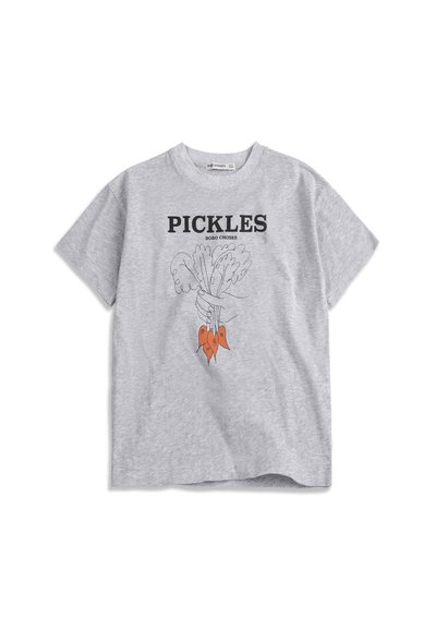 Grau kurzärmeliges T-Shirt mit dem Schriftzug "PICKLES" und einer Linienzeichnung einer Hand, die Blattgemüse mit orangefarbenen Wurzeln hält.